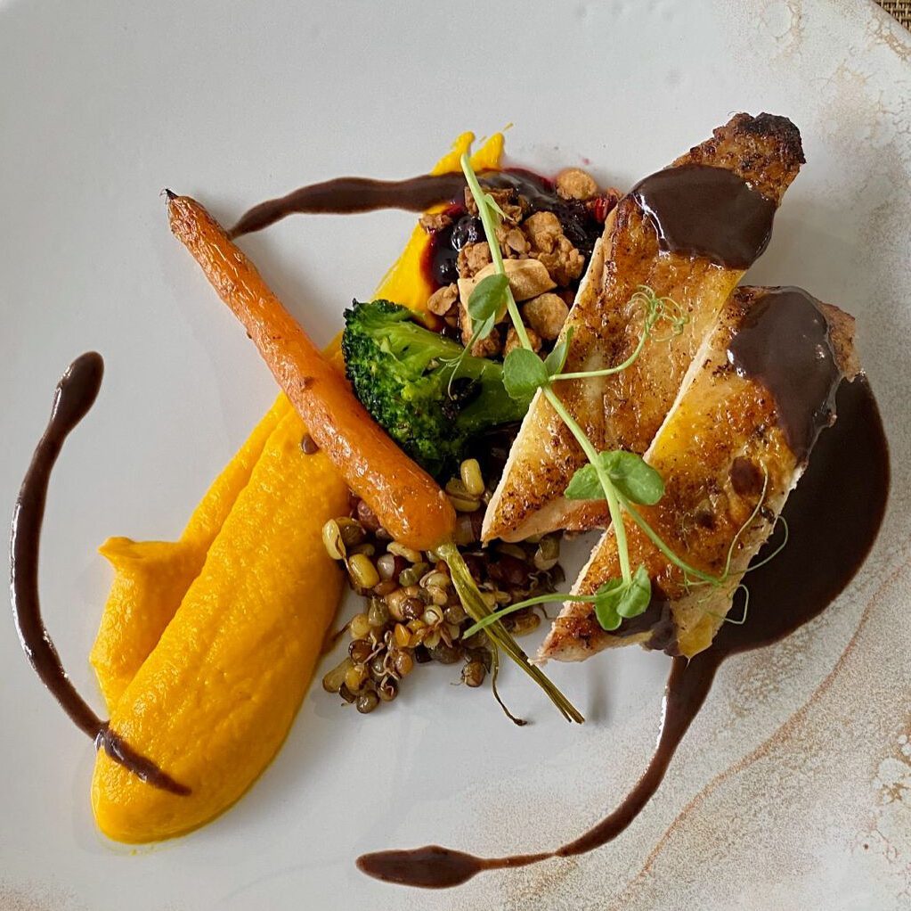 Plat : Suprême de Pintade rôtie, Brocolis, mousseline de carotte, jus banyuls, condiment : cassis, miel, noisette