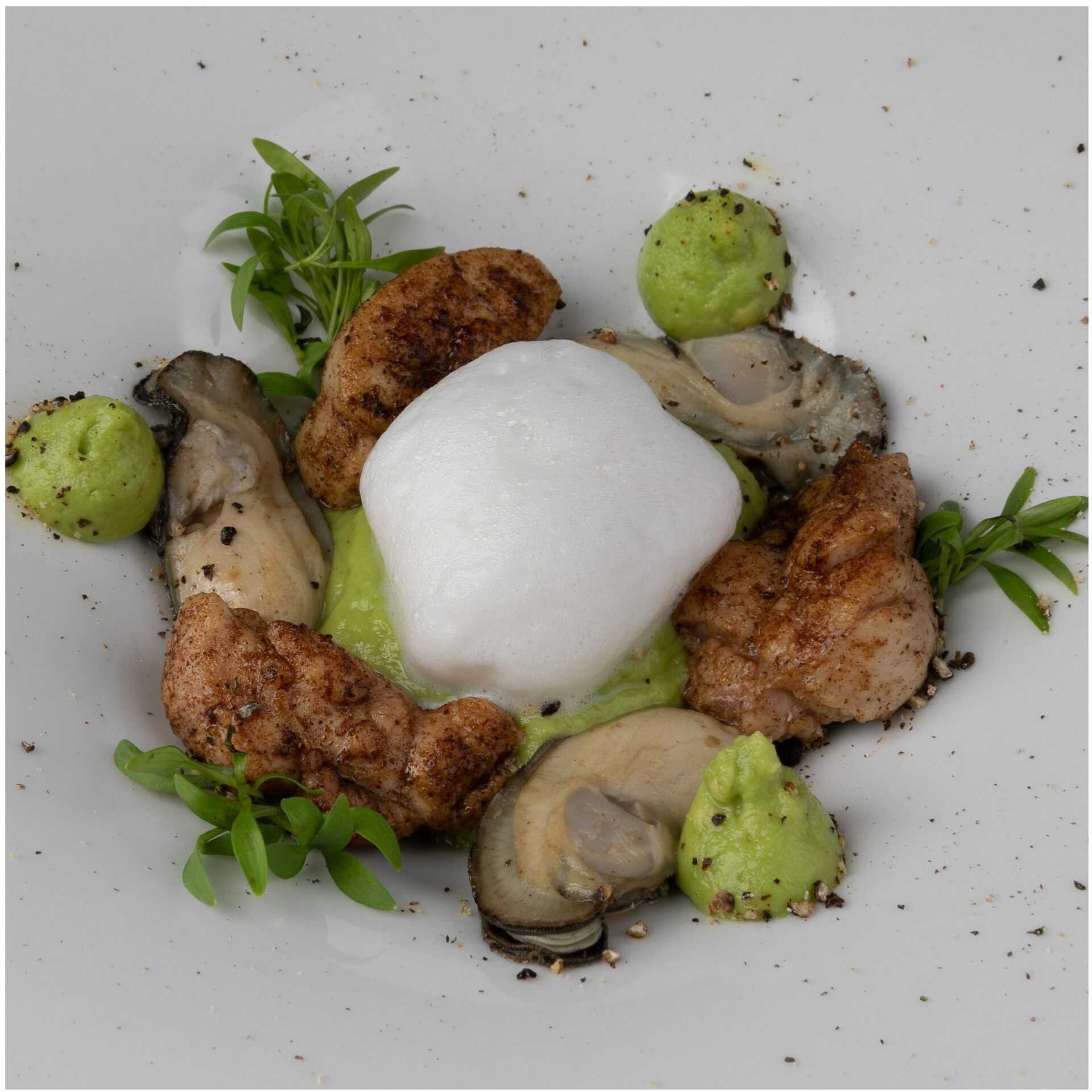 Entrée : Huîtres pochées du bassin, ris de veau grillé, crémeux d'avocat poivre noir fumé